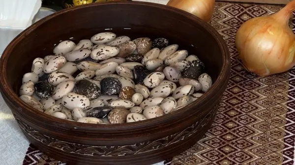 Пісна страва, що насичувала на цілий день: на Волині показали, як готують бобівники (фото, відео)