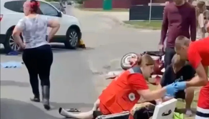 На Світязі легковик збив жінку на скутері (відео)
