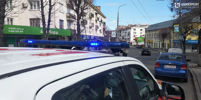 Як лучан на вулицях з автомобіля закликають сидіти вдома (фото)