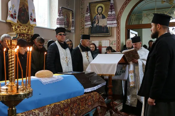 Загинув понад 2 роки тому: на Волині в останню дорогу провели полеглого воїна Костянтина Клюбу (відео)
