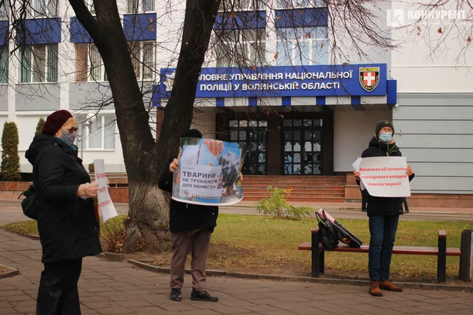 Луцькі зоозахисники пікетували управління поліції: що вимагали (фото)