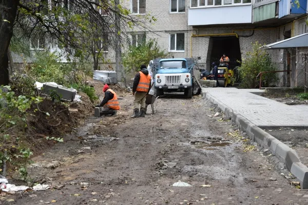У Луцьку продовжують ремонтували вулиці та двори (фото)