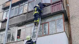 Луцькі рятувальники зняли чоловіка з балкону третього поверху (фото)