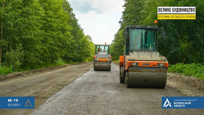 На Волині ремонтують дорогу біля кордону: рух обмежений (фото, відео)