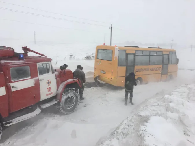 На Волині в кучугурі снігу застряг шкільний автобус (фото, відео)