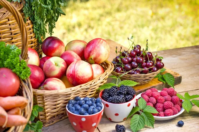 Потужний удар по організму: в яких продуктах найбільше пестицидів