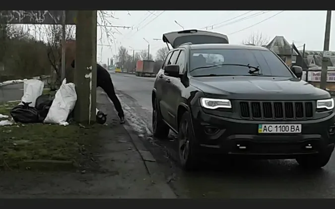 Муніципали «злили» чоловіка на джипі, який засмічує Луцьк (фото)