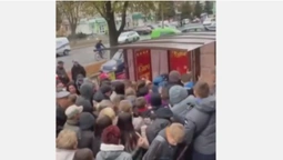 Рвали одяг і майже вибили двері: у Рівному юнаки ломилися у "секонд" (відео)