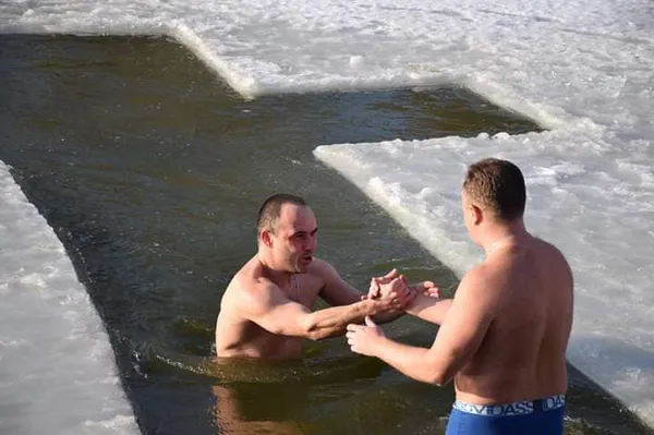 Хто з відомих волинян ризикнув зануритися на Водохреща (фото)