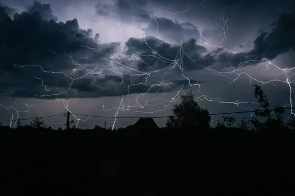 Аж до мурашок: фотограф зафіксував страшно красиву нічну грозу над Шацьком (фото)