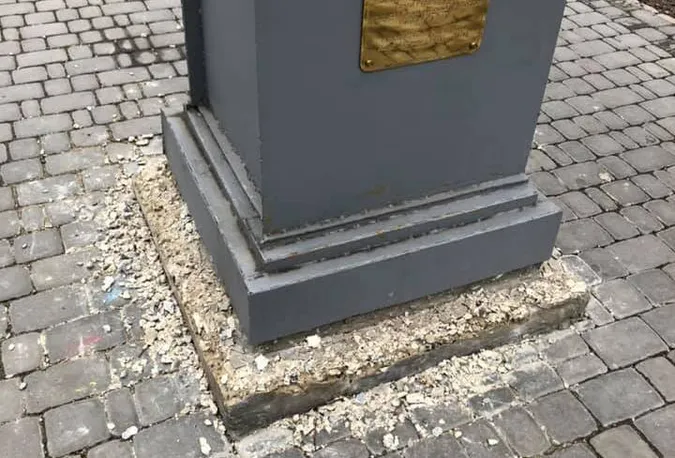 У Луцьку руйнується бетонна основа під подарованим пам'ятником (фотофакт)
