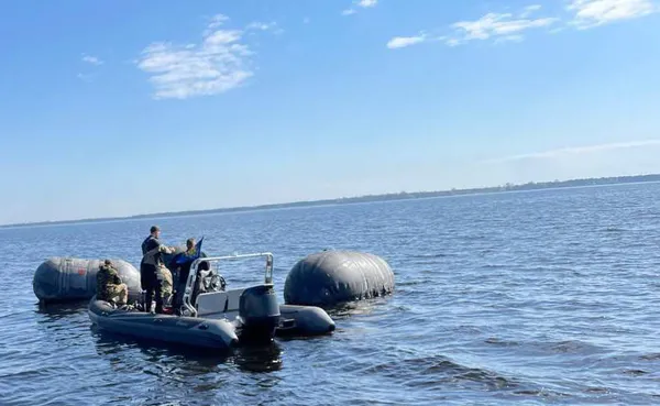 З Київського моря витягли збитий російський бойовий вертоліт (фото, відео)