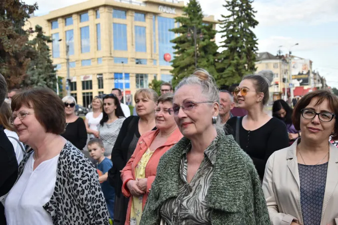 Живі скульптури та оркестр між вогнями: Луцьк провів весну музично й театрально