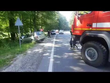 У Луцькому районі легковик злетів з дороги: авто діставали рятувальники (відео)
