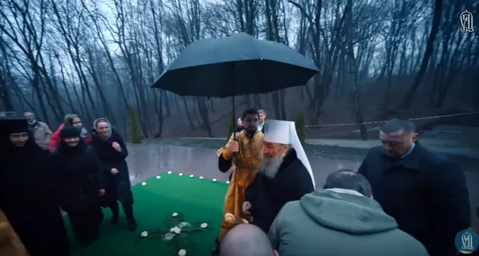 Палкою по чолу: Онуфрій благословив вірян посохом (відео)