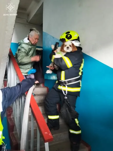 У Ковелі – пожежа: з багатоповерхівки евакуювали 20 людей і собаку (фото)