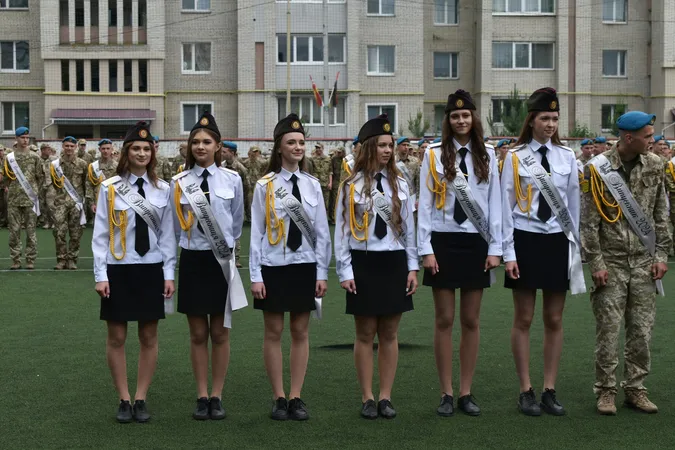 У Луцьку військовий ліцей випустив 330 юнаків та дівчат (фото)