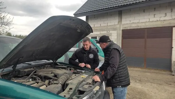 10 авто за 2,5 роки: поляк на Волині безплатно ремонтує техніку для ЗСУ (фото)