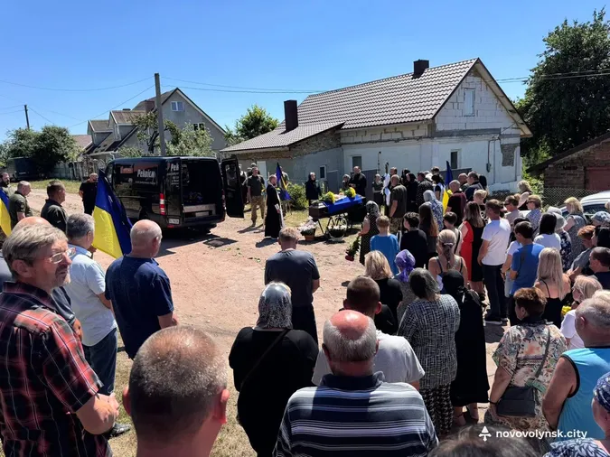 У Нововолинській громаді попрощались із 45-річним Героєм Василем Зарембою (фото)