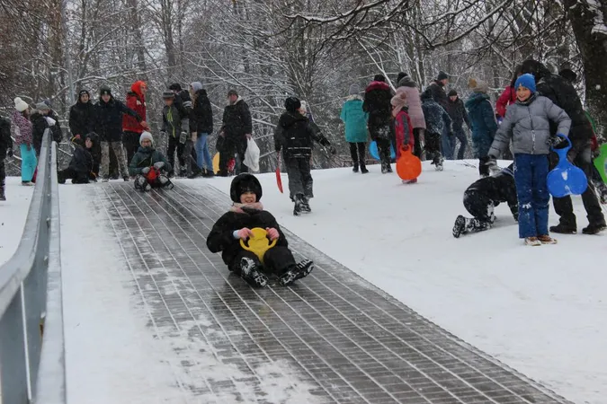 «Лови емоції»: у Луцьку дорослі й діти веселилися у засніженому парку (фото)