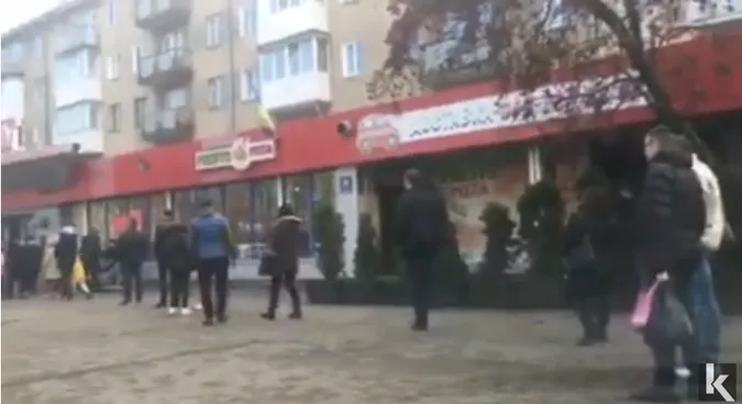 На проспекті Грушевського у Луцьку – величезна черга у магазин (відео)