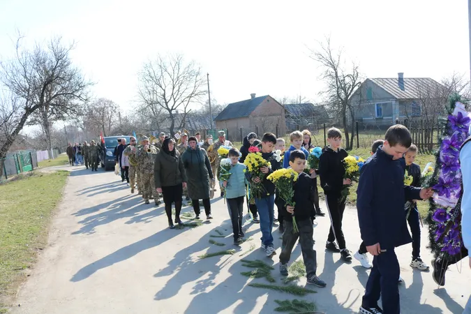 У громаді на Волині провели в останню дорогу Героя Василя Іванова (фото)