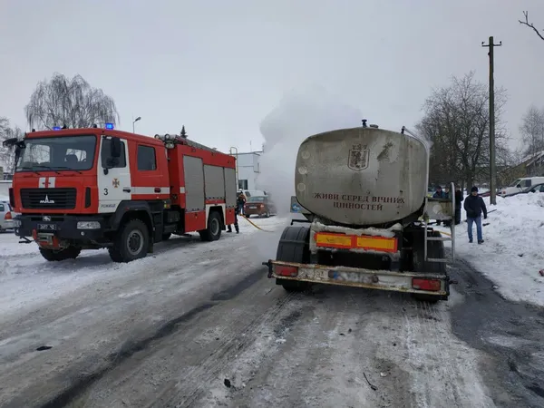 У Рожищі під час руху молоковоза загорілося колесо (фото, відео)