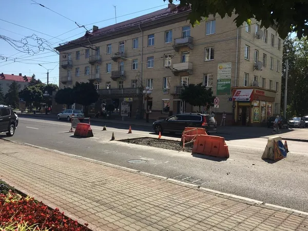 У Луцьку на Волі «латають» яму (фото)