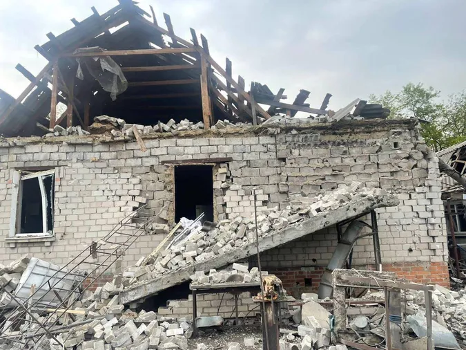 У Дніпрі збили ворожу ракету – уламки впали на подвір'я, постраждала жінка (відео)