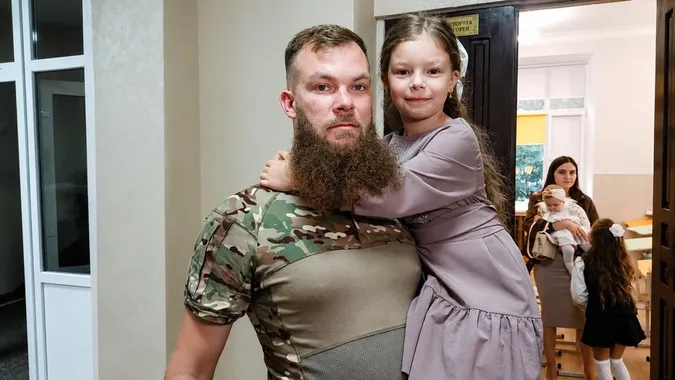 «Я її майже не бачу»: військовий у Луцьку повів доньку до першого класу (фото, відео)