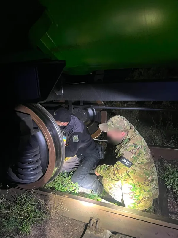 На Волині у колісних парах потяга знайшли 700 пачок контрабандних сигарет (фото)