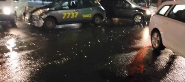 У Луцьку – подвійна аварія за участі таксі: шукають очевидців (фото)