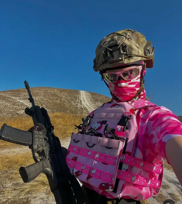 Військова з 100-ї бригади носить рожевий бронік з Hello Kitty (фото)