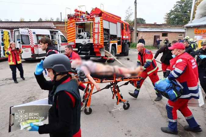 Кадри, від яких стискається серце: ДСНС оприлюднила фото з місця трагедії в Луцьку (фото)