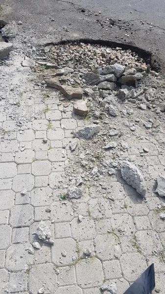 У Луцьку біля філологічного факультету СНУ авто виламало ворота (фотофакт)