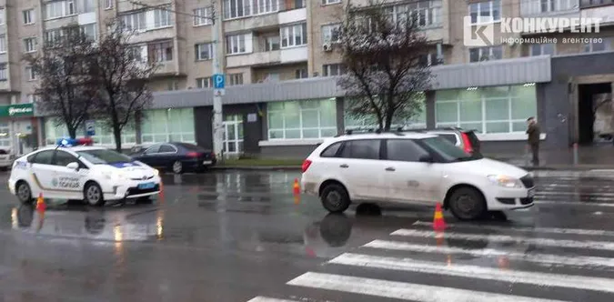 У Луцьку біля «Променя» легковик збив пенсіонерку на пішохідному переході (фото, відео)