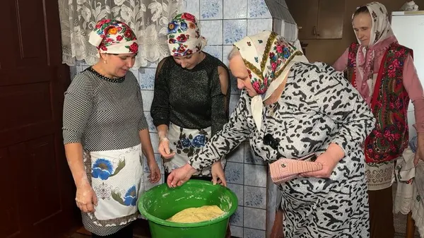 Як на Волині випікають та прикрашають коровай за старовинними обрядами (відео)