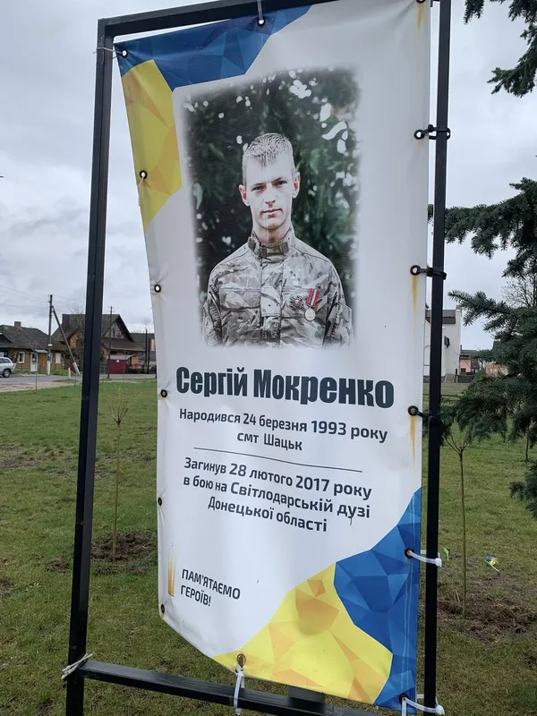 На Волині шквальний вітер понівечив портрети, розкидав лампадки та квіти на Алеї Героїв (фото)