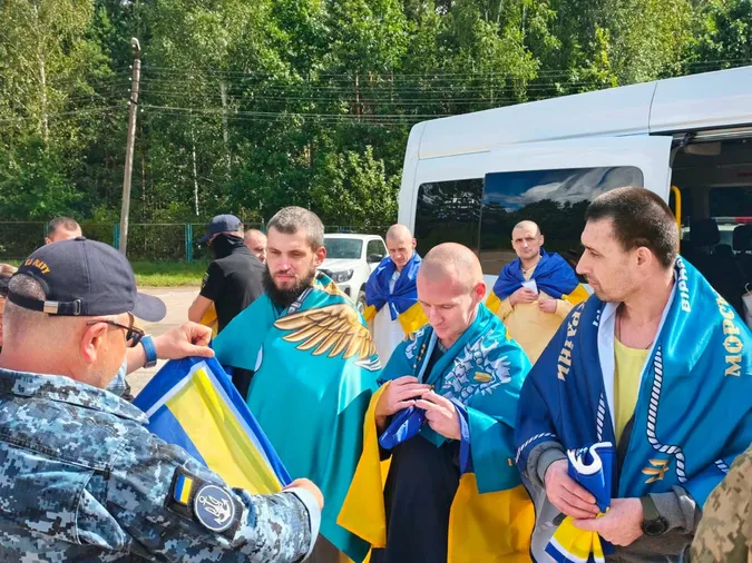 З білорусі в Україну повернулися 10 зниклих безвісти воїнів (фото)