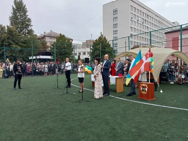 Веселі і сумні: святкування першого дзвоника у луцькій школі №9 (фото)