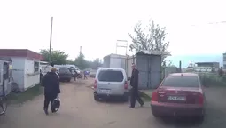 На Волині люди пересунули авто, щоб звільнити шлях медикам (відео)