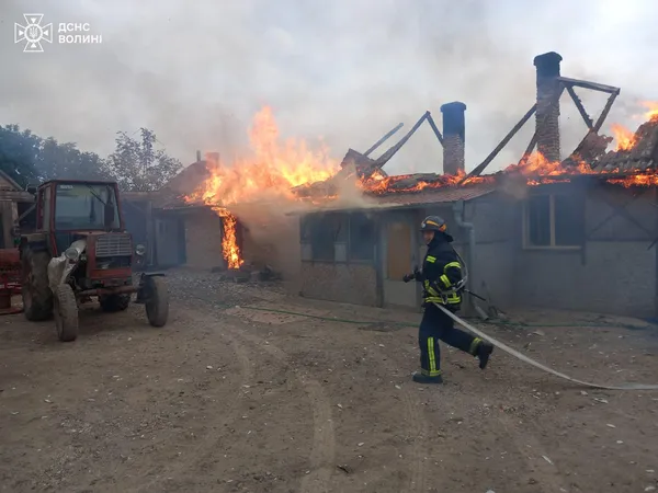 Дах вигорів вщент: у Луцькому районі зайнялась господарська споруда (фото)