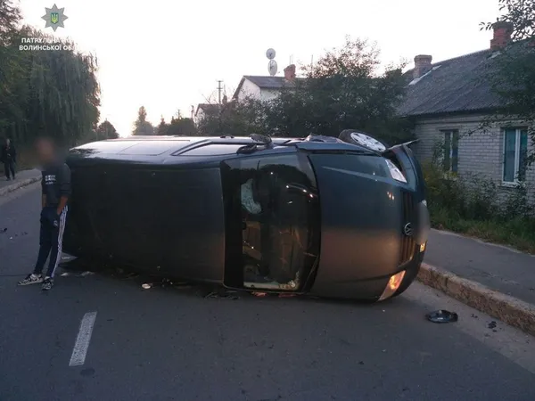 У Ковелі п'яний водій в'їхав у ВАЗ: авто перекинулося на бік (фото)
