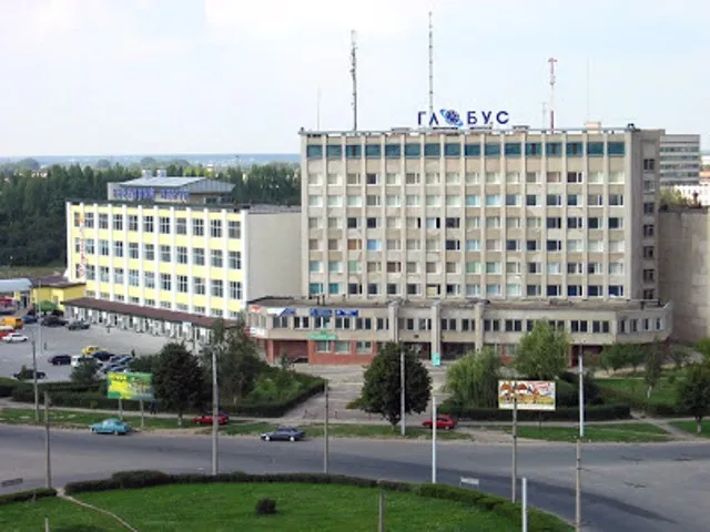 Лучани просять відновити пішохідні доріжки біля «Глобуса»