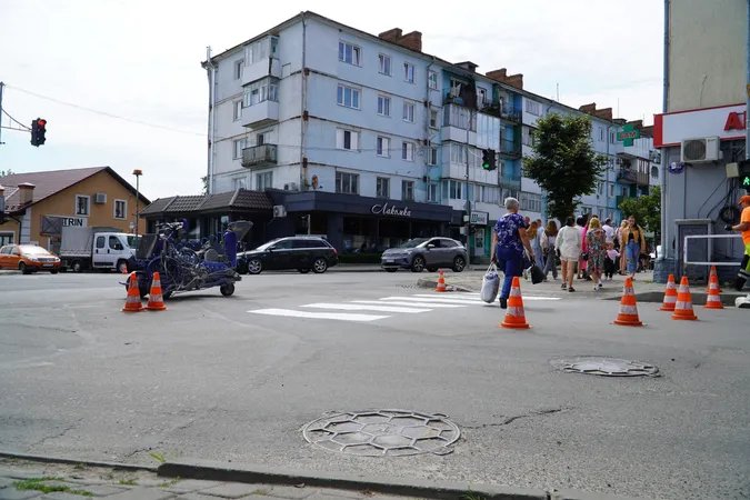 На центральних вулицях Володимира малюють розмітку на пішохідних переходах (фото)
