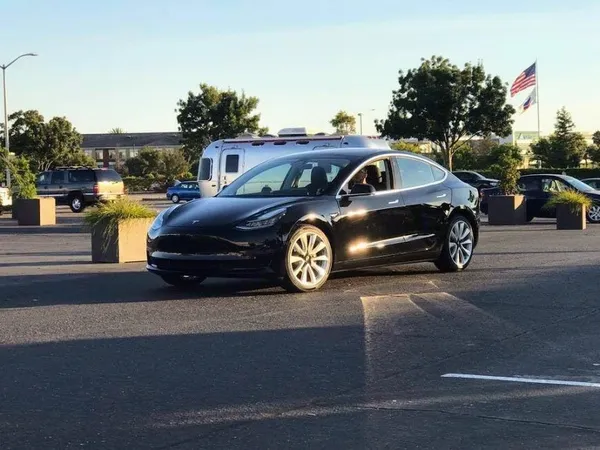 Показали нову Tesla Model 3 (фото)