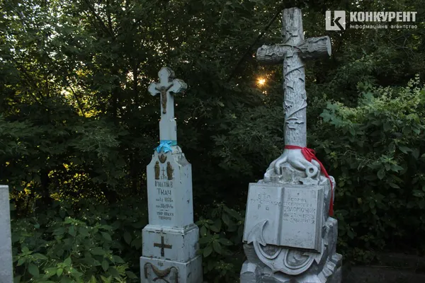 Пальма, криниця і «могила хом'яка»: (не)містична прогулянка луцьким цвинтарем (фото)