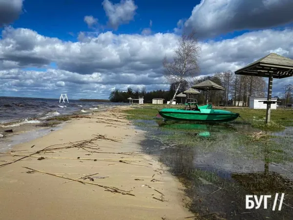 Світязь вийшов з берегів і затопив пляжі (фото)