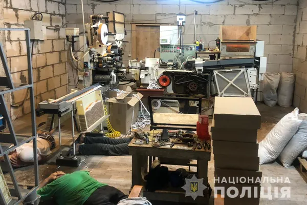Підпільний цех на Волині виробляв півтора мільйони пачок цигарок на місяць