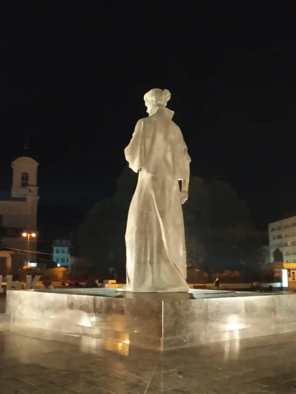 У Луцьку підсвітили пам’ятники Грушевському та Лесі Українці (фото)
